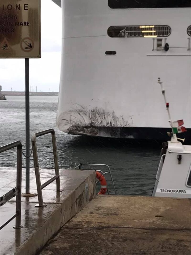 La Msc Grandiosa contro le barriere del porto 2