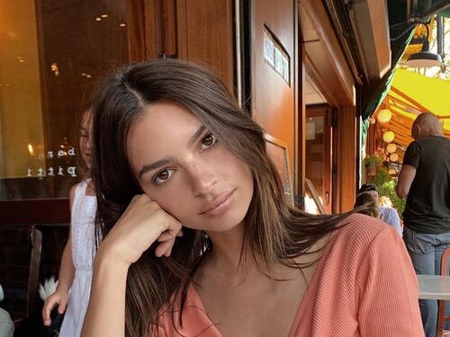 Emily Ratajkowski a letto con il cane, i fan si sbizzarriscono: "Ma non ti fa schifo?"