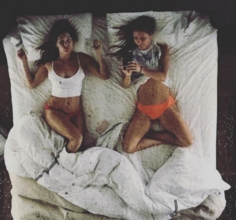 Kourtney Kardashian lancia la moda del selfie dall'alto 15