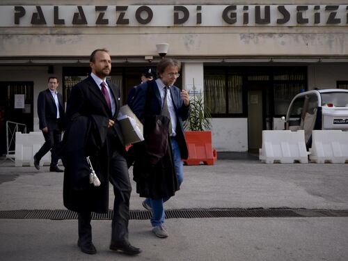 L'assalto senza tregua delle toghe: Berlusconi a giudizio per il caso De Gregorio