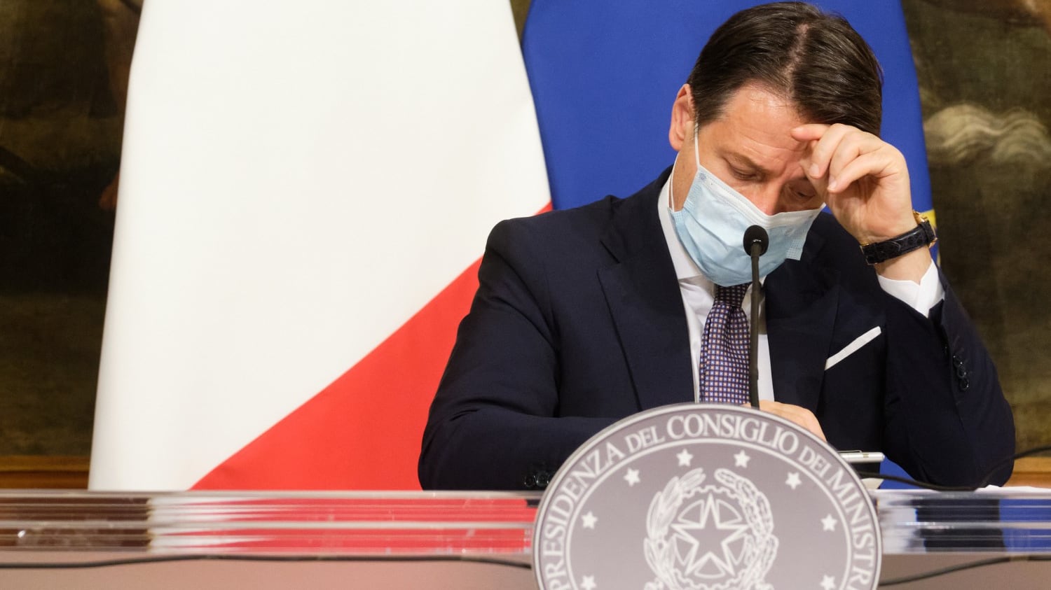 Conte in difficoltà sui locali pubblici vede uno spettro: la crisi di governo