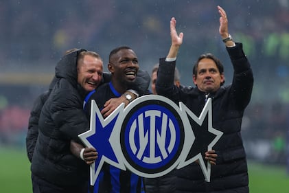 Esplode la gioia dei giocatori dell'Inter dopo la vittoria nel derby 7