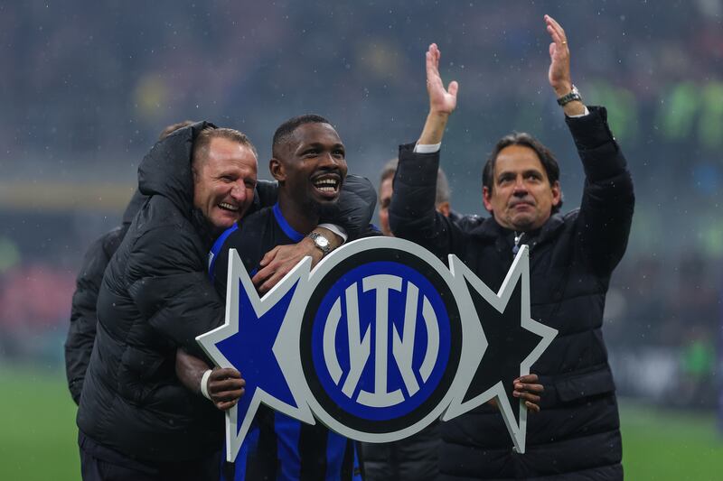 Esplode la gioia dei giocatori dell'Inter dopo la vittoria nel derby 7