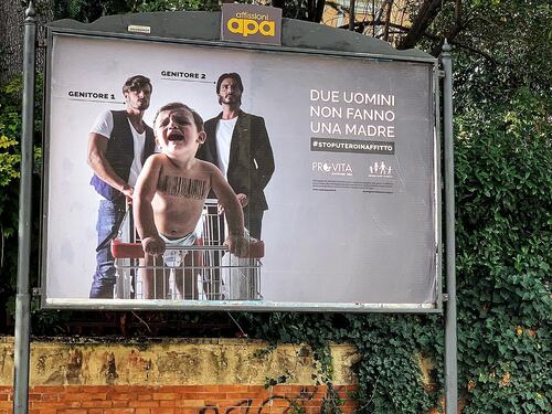 "Due uomini non fanno una madre" La campagna contro l'utero in affitto
