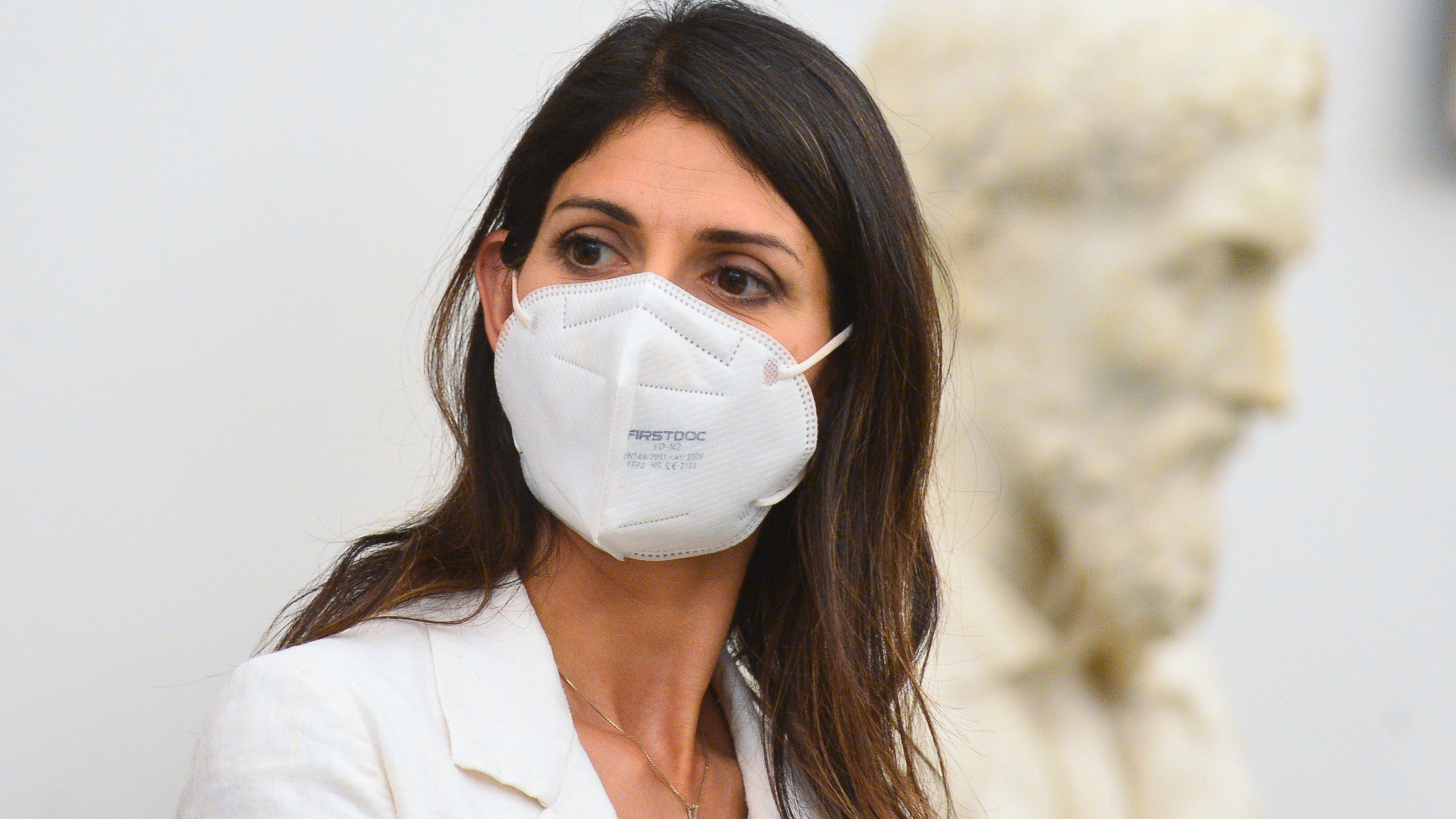 Anche la Raggi a valanga sul reddito 5S: "Va corretto, così è intollerabile"