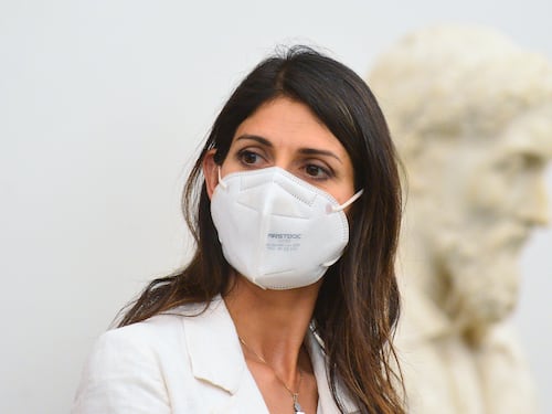 Anche la Raggi a valanga sul reddito 5S: "Va corretto, così è intollerabile"