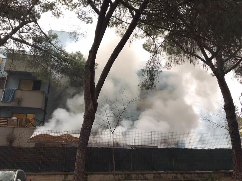 La rivolta dei migranti a Torre Maura: fuoco nel centro d'accoglienza 4