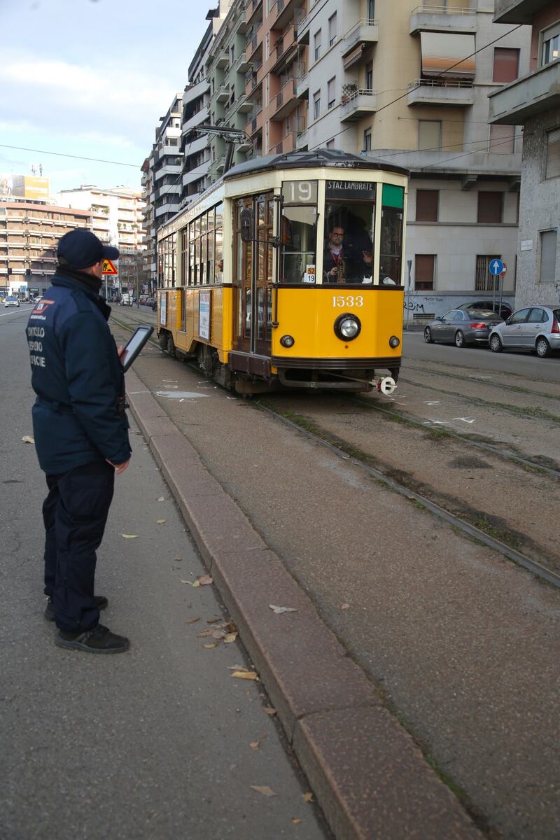 Milano donna investita dal tram 6