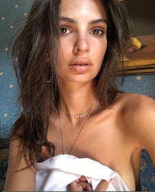 Emily Ratajkowski: lato b in spiaggia per Natale 5