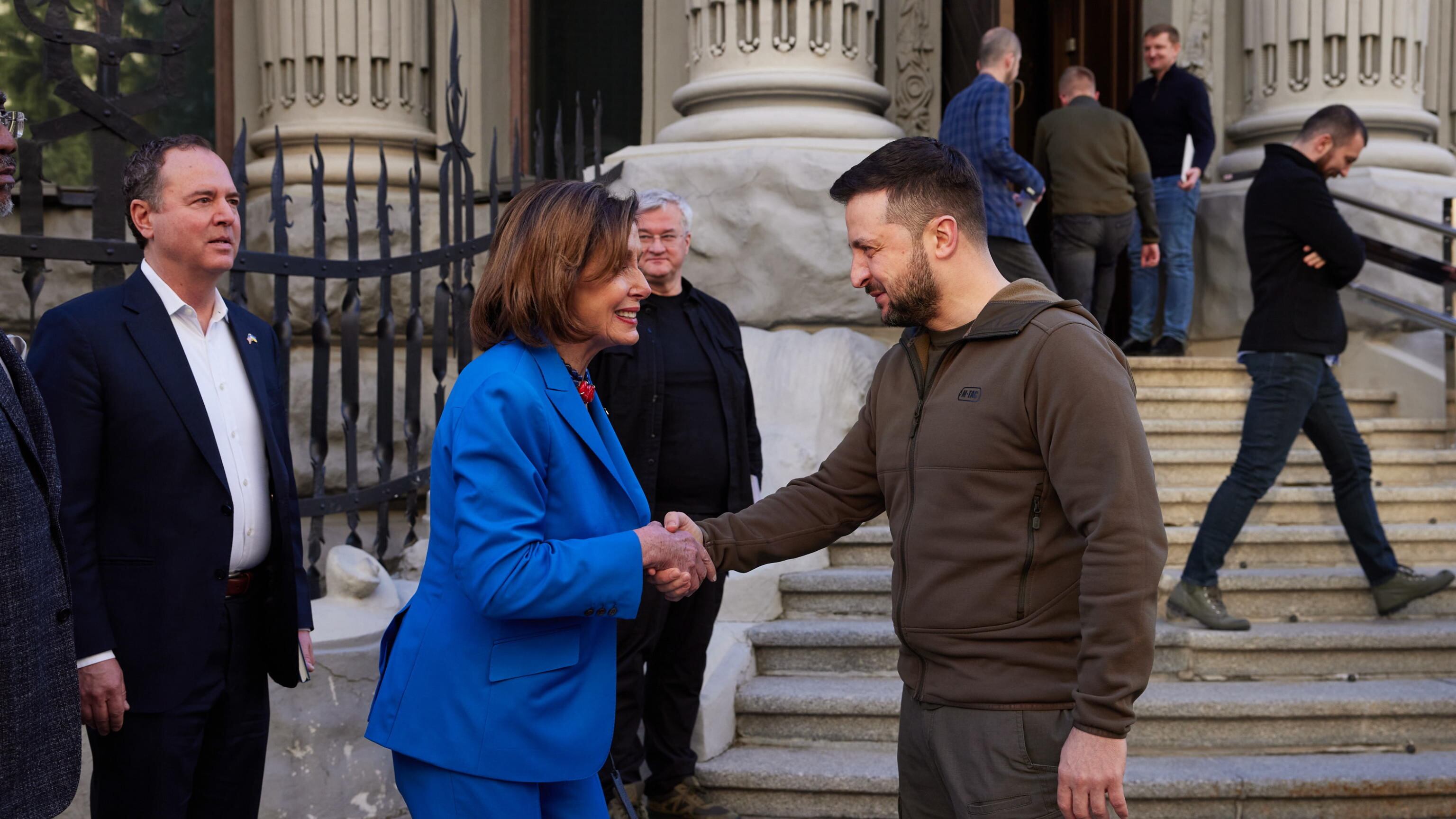 "Non ci si può piegare a un bullo". Nancy Pelosi vola a Kiev e incontra Zelensky