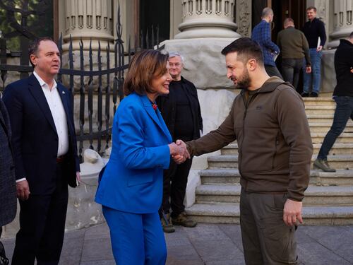 "Non ci si può piegare a un bullo". Nancy Pelosi vola a Kiev e incontra Zelensky