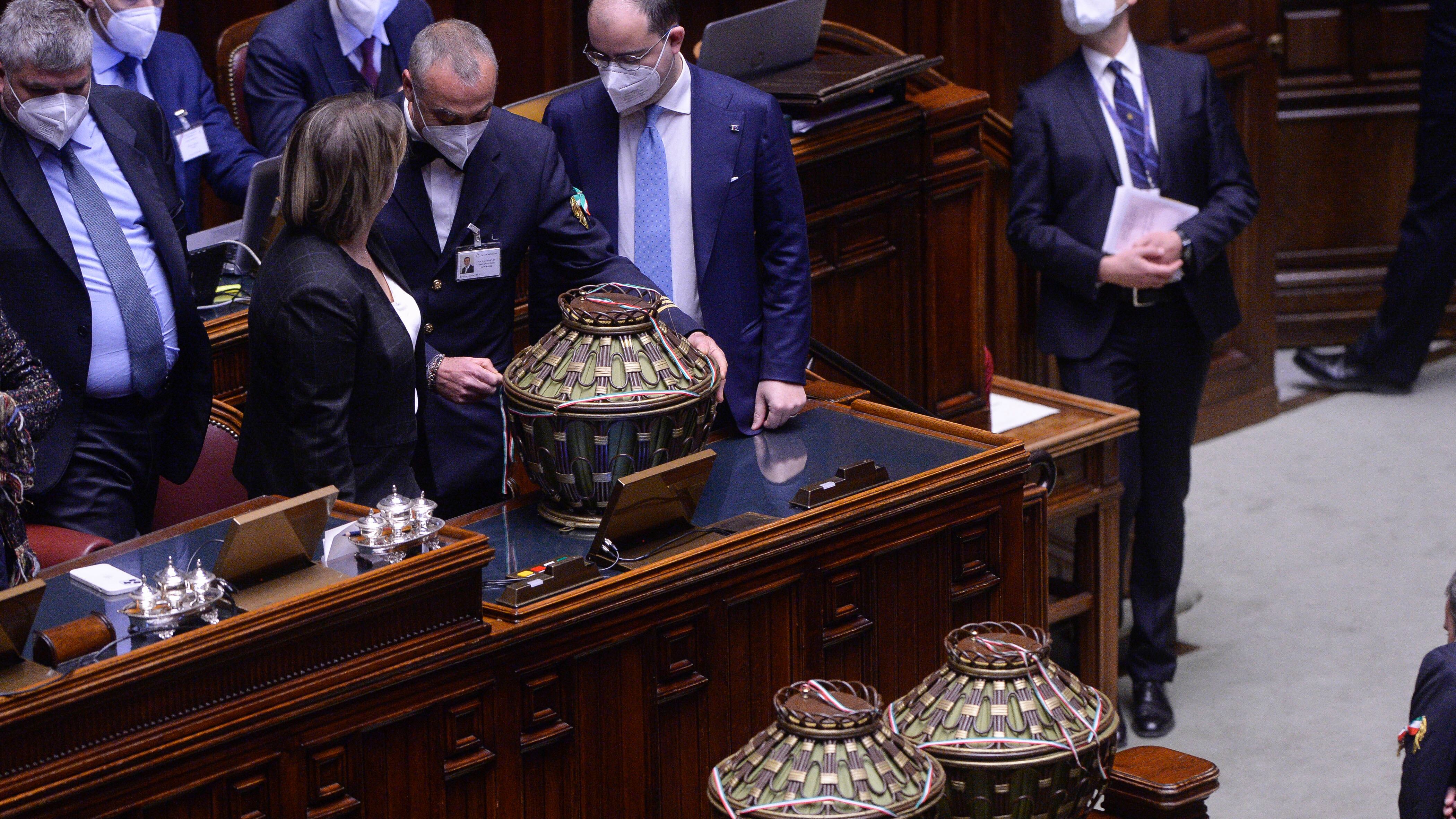 Quarta fumata nera, cresce ancora Mattarella: tutti i nomi