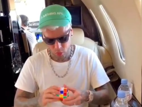 Fedez torna sui social con lo stesso messaggio di Totti: "Devo rimanere in incognito"