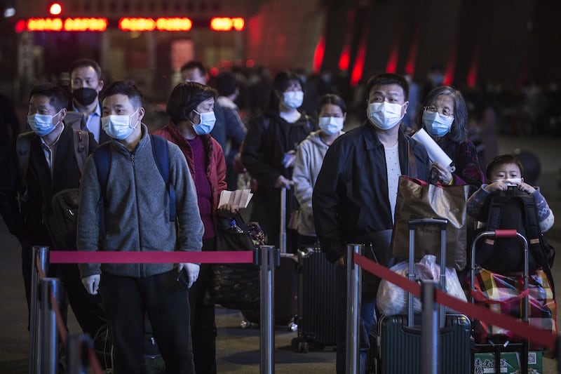 A Wuhan finisce il lockdown: la fila in stazione 6