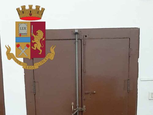 Sequestra e picchia fidanzata mettendo i lucchetti alla porta di casa: arrestato un egiziano