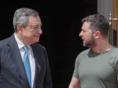 Draghi-Scholz-Macron abbraccio a Zelensky e avvertimento a Putin "Ucraina candidata all’ingresso nell’Ue"