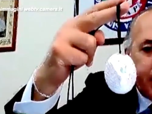 Ciondolo anti Covid, bufera su Emiliano