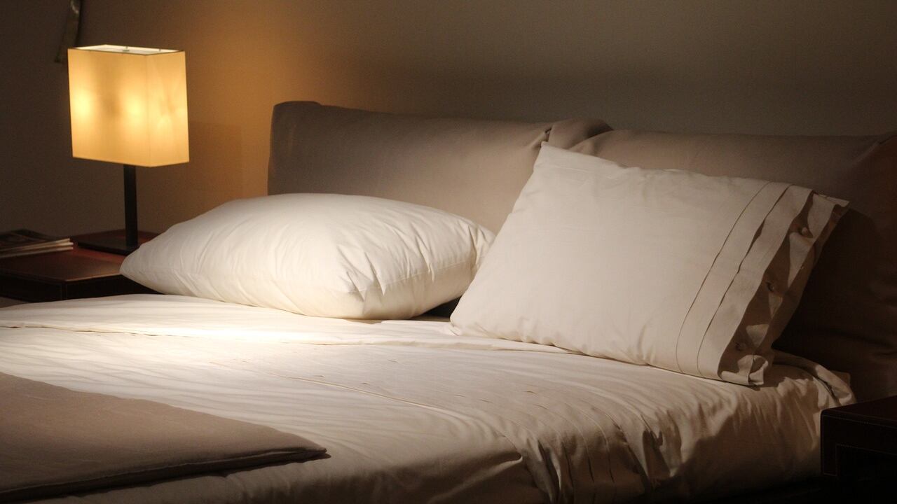 Il letto non è il luogo pulito che immaginiamo: nelle federe più batteri che nel wc