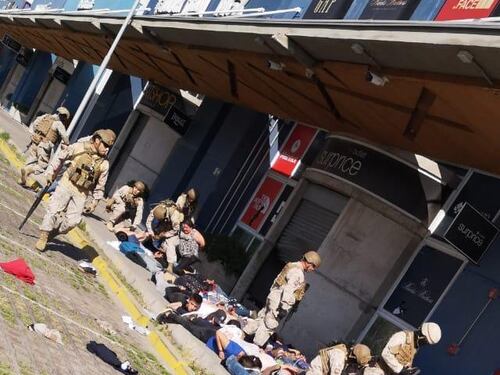 Quelle immagini choc dal Cile: "Hanno sparato a un bambino"