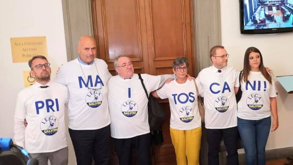 Consiglieri leghisti scrivono 'prima i toscani' su t-shirt ma sbagliano