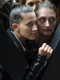 Cara Delevingne e Kate Moss a Milano, folla in delirio 17