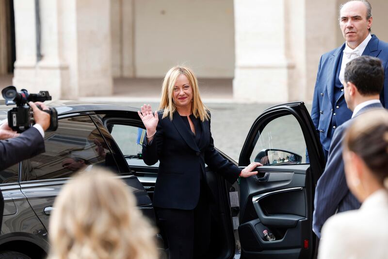 Giorgia Meloni a bordo dell'auto lascia il Quirinale 7