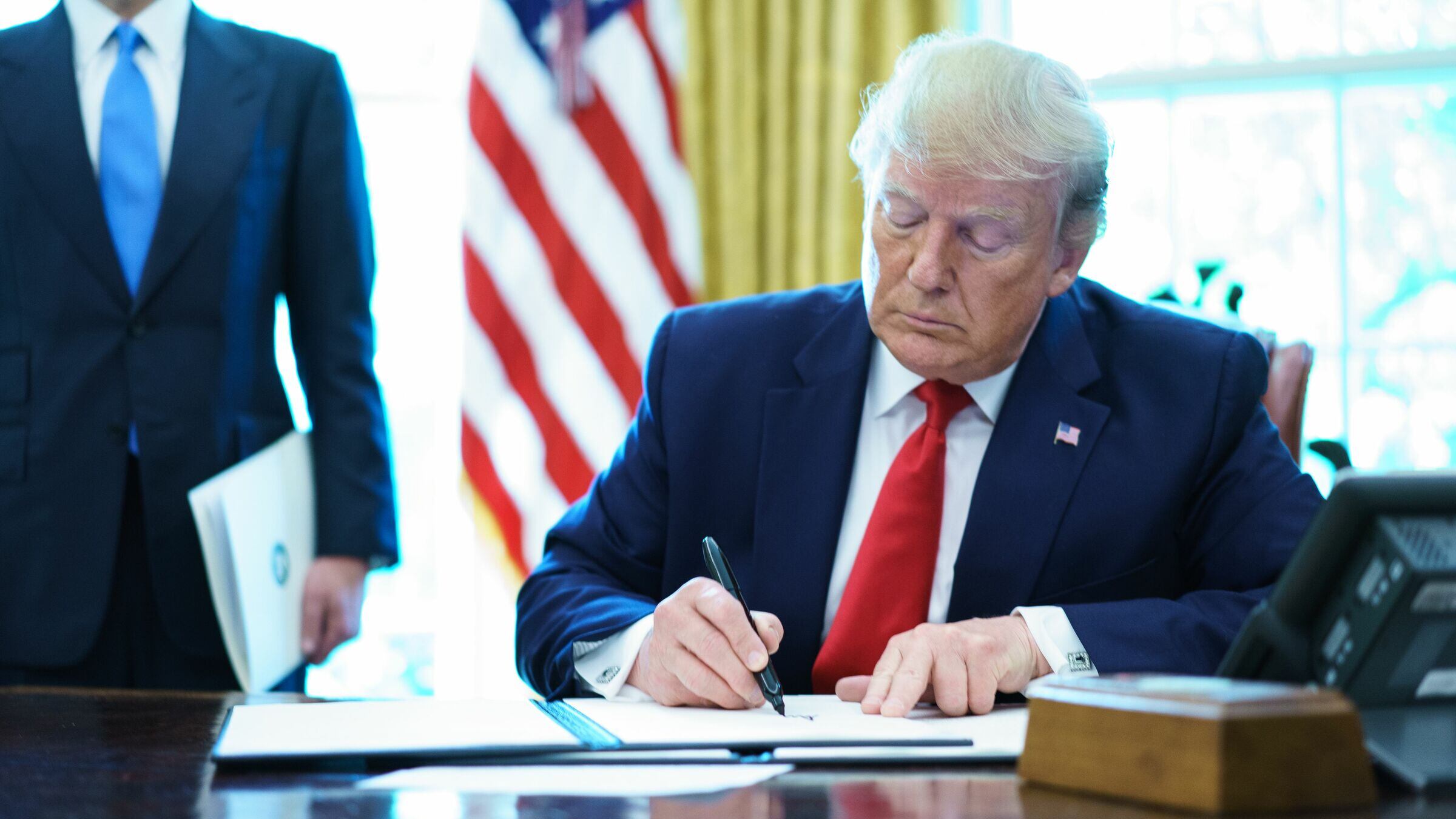 Iran, Trump firma nuove sanzioni: colpita guida suprema Khamenei