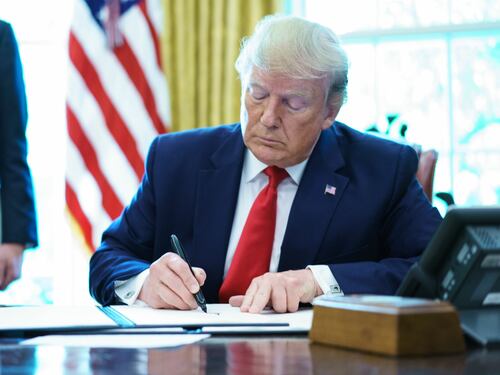 Iran, Trump firma nuove sanzioni: colpita guida suprema Khamenei