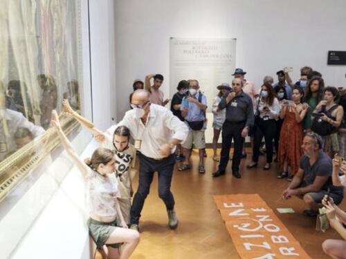 Blitz degli ambientalisti agli Uffizi: attivisti si incollano alla Primavera del Botticelli