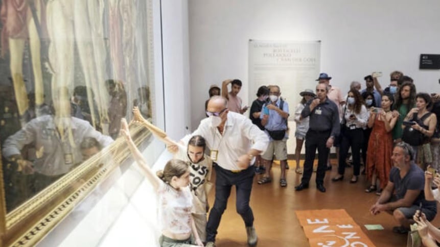 Blitz degli ambientalisti agli Uffizi: attivisti si incollano alla Primavera del Botticelli