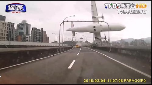 Taiwan, il taxi dopo l'urto con l'aereo 3