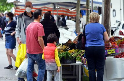 Gente accalcata ai mercati aperti a Milano in pieno coronavirus 1