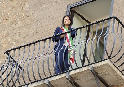 La Raggi si affaccia dal balcone del Campidoglio e si commuove 17