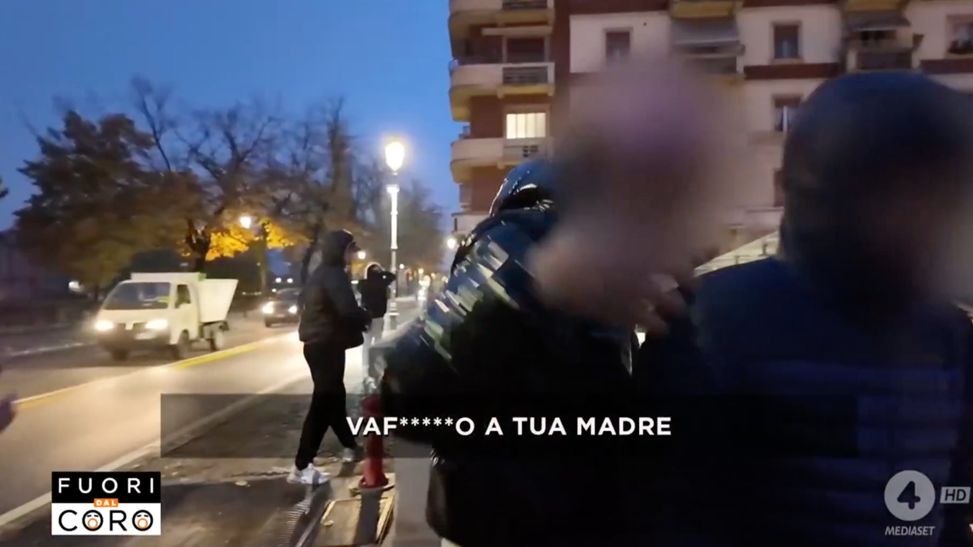 "Vaffan..", poi partono le bottigliate: l'attacco choc degli immigrati contro la troupe Mediaset