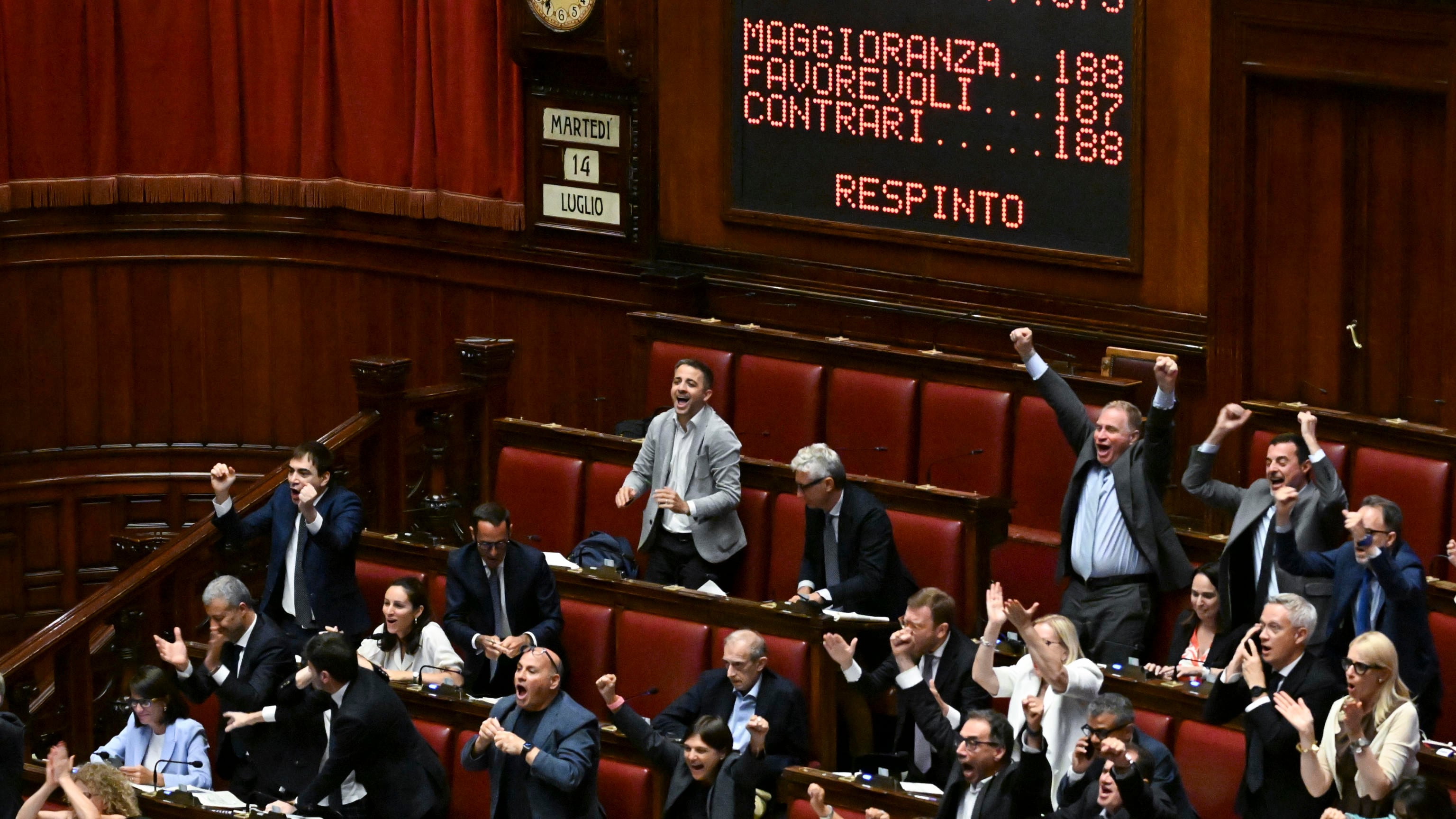 Il voto segreto, i franchi tiratori, le opposizioni sui banchi: cos'è successo alla Camera