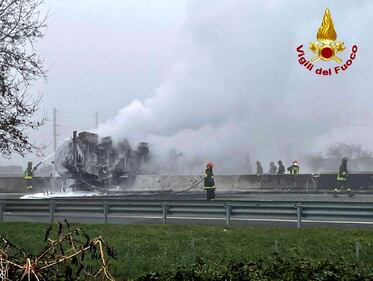 Lodi, cisterna in fiamme sulla A1 6