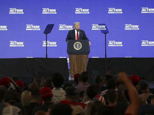 "Con me legge e ordine". Il nuovo slogan di Trump per riconquistare gli Usa