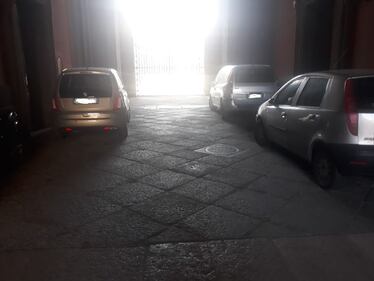 Scempio a Palazzo Reale: cortili trasformati in parcheggi 4
