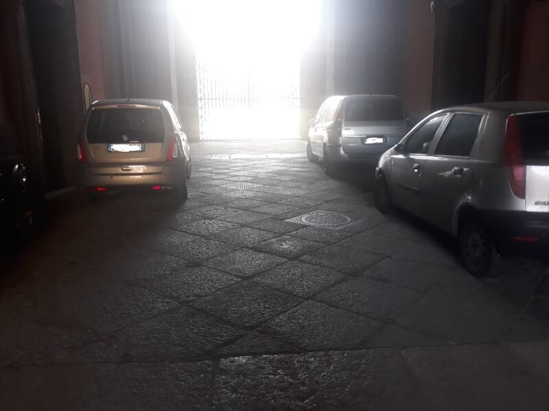 Scempio a Palazzo Reale: cortili trasformati in parcheggi 4
