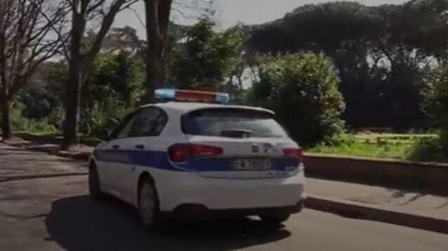 Sesso nell'auto di servizio, ma la radio è accesa: vigili nella bufera