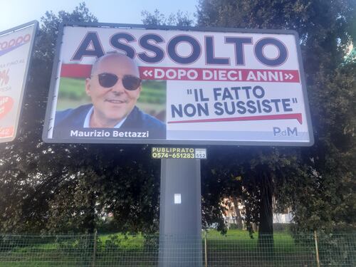 Assolto dopo 10 anni, tappezza la città di manifesti