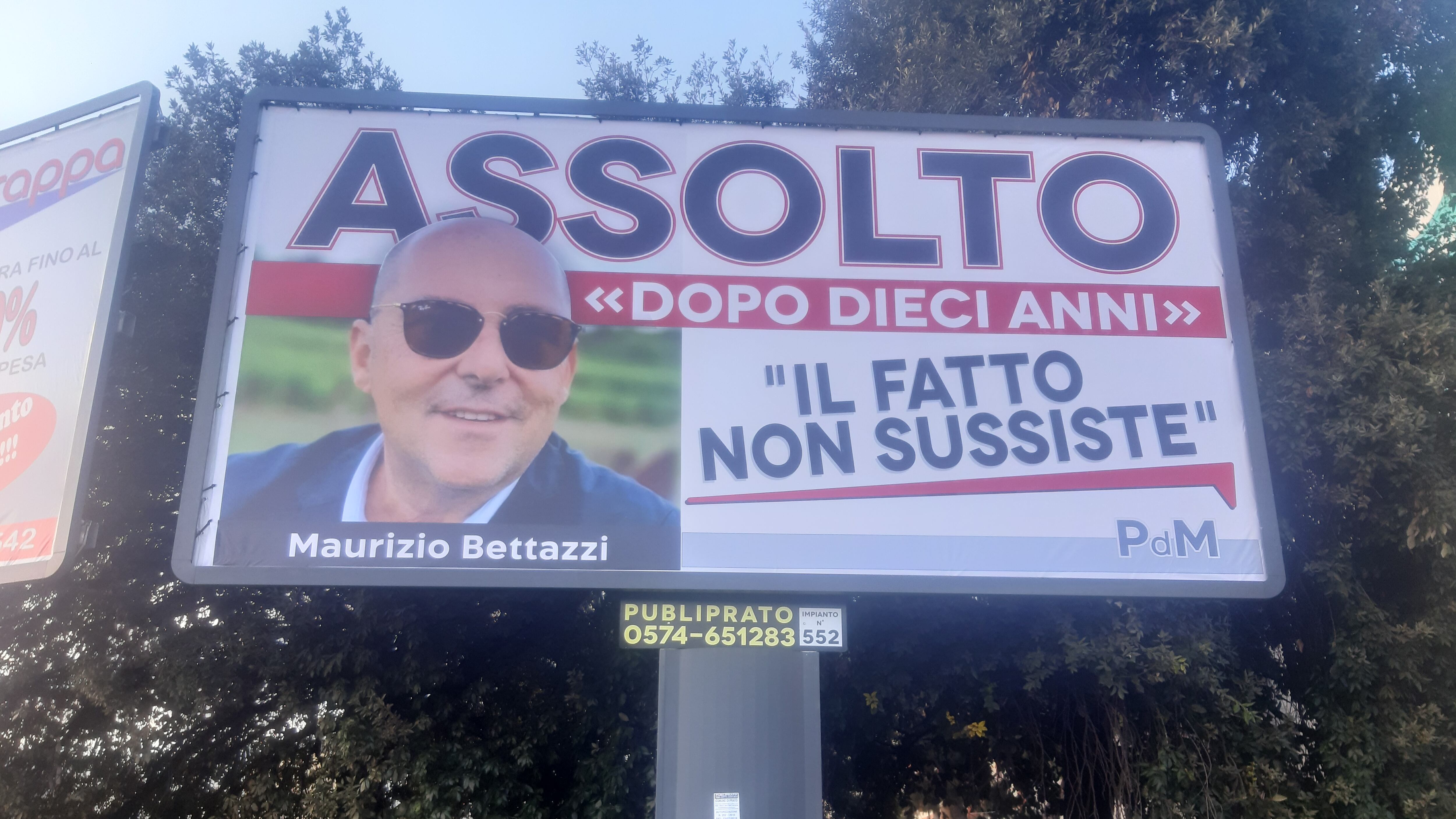 Assolto dopo 10 anni, tappezza la città di manifesti