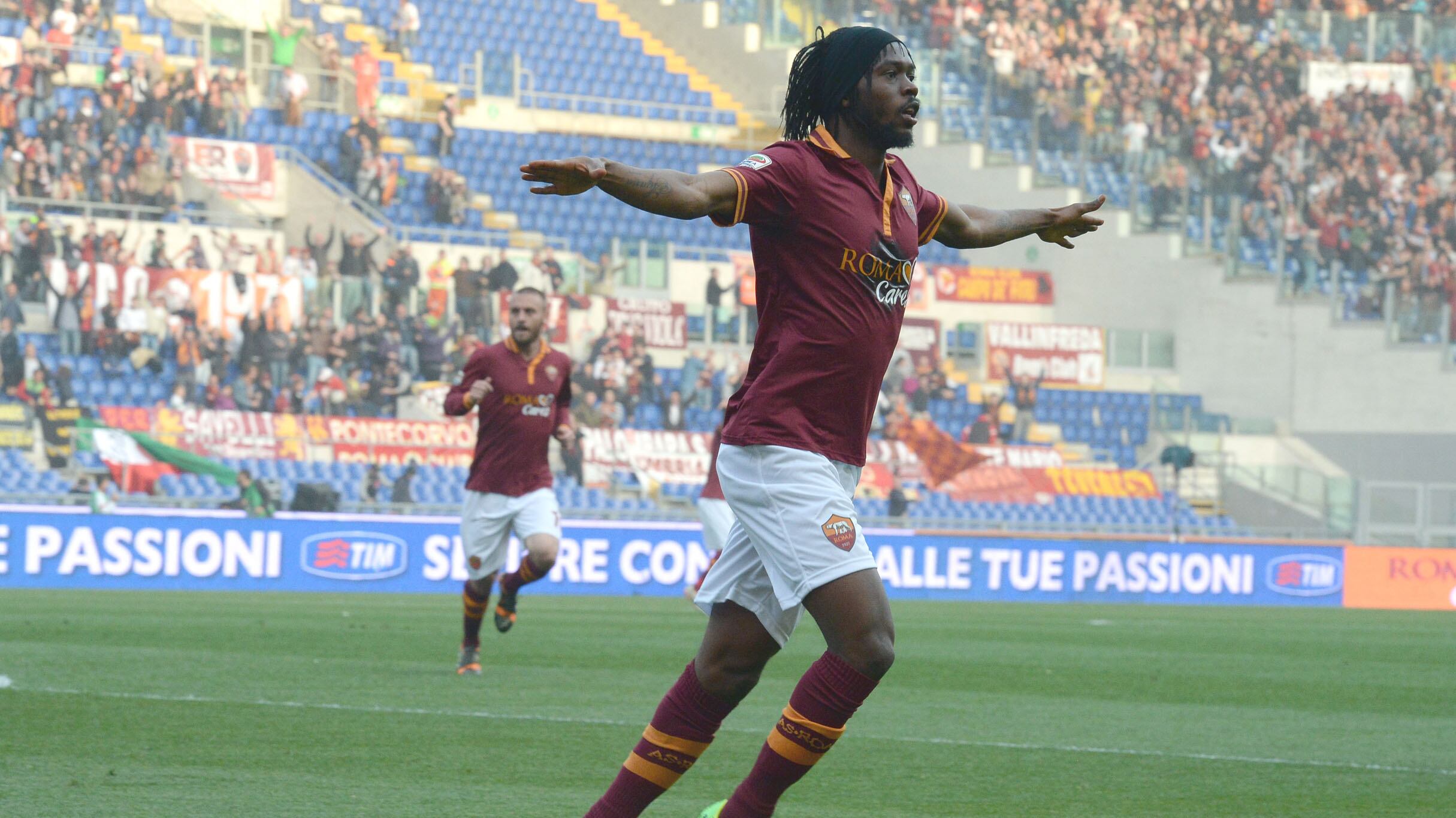 La Roma non molla Travolge il Parma per incalzare la Juve