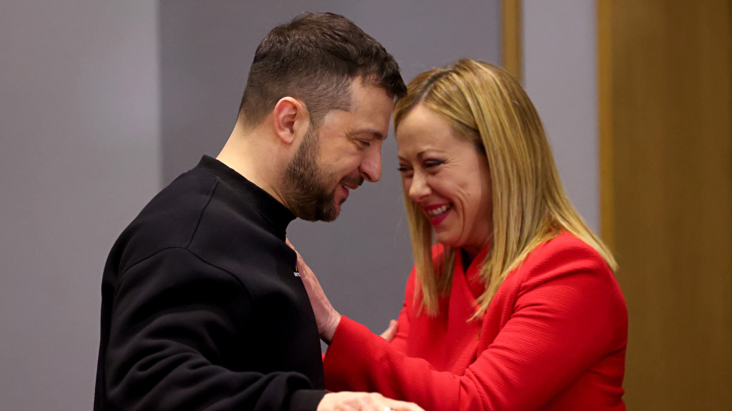 Meloni sente Zelensky: "Perseguire una pace giusta per l'Ucraina"