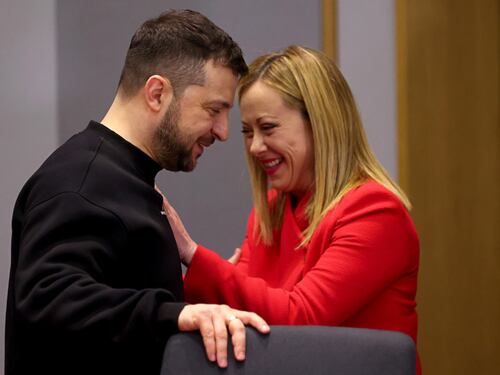 Meloni sente Zelensky: "Perseguire una pace giusta per l'Ucraina"