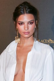 Emily Ratajkowski senza reggiseno a Parigi 11