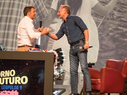 Renzi mattatore alla Leopolda: scherza con Bonolis e candida Rula Jebreal