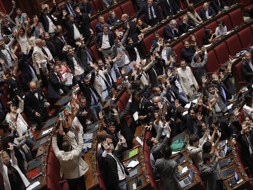 Riforme costituzionali, passa il ddl: protesta del M5S