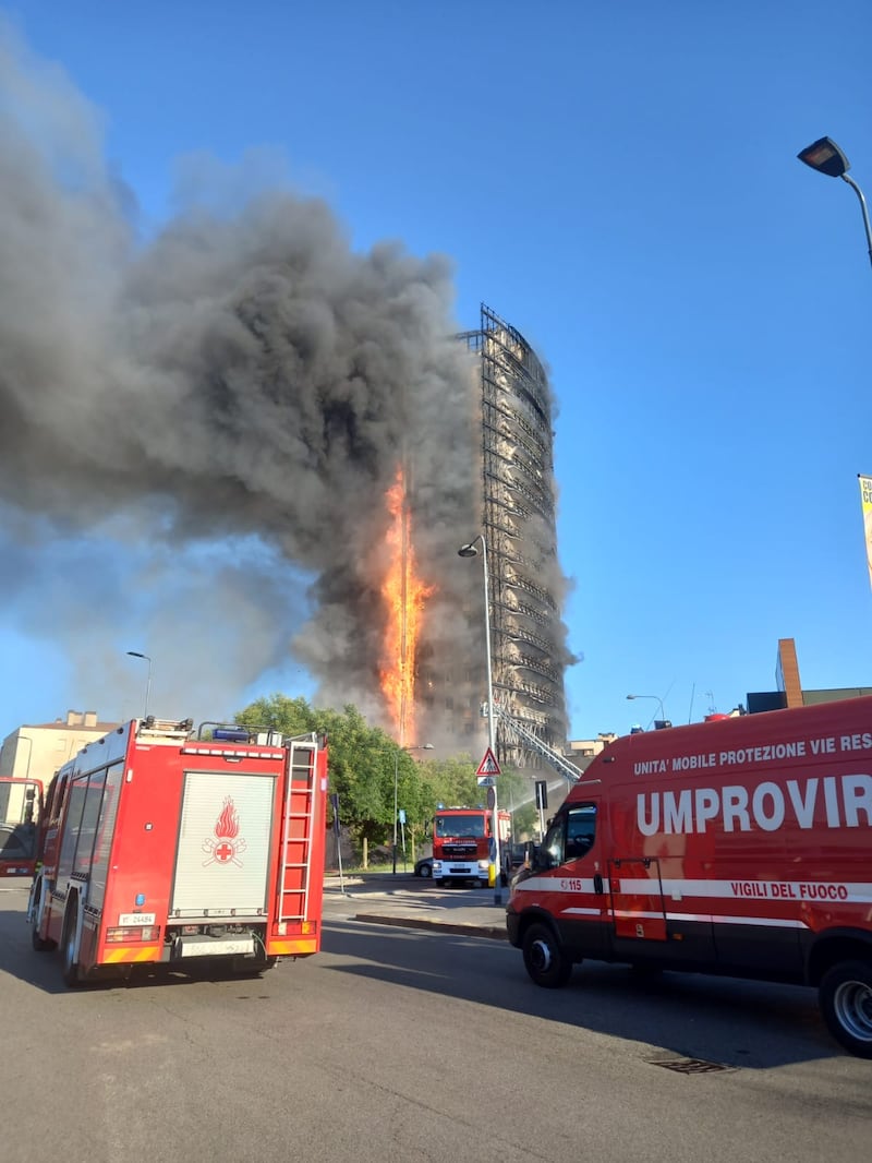 Incendio nel palazzo di via Antonini a Milano 4