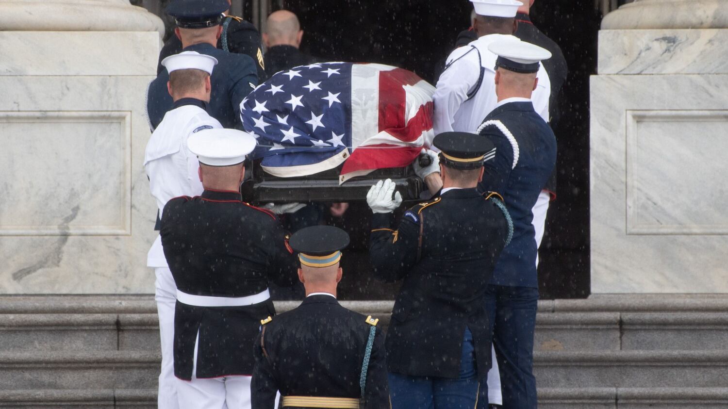 Scontro sulla nave McCain: "Coperta per non farla vedere a Trump"